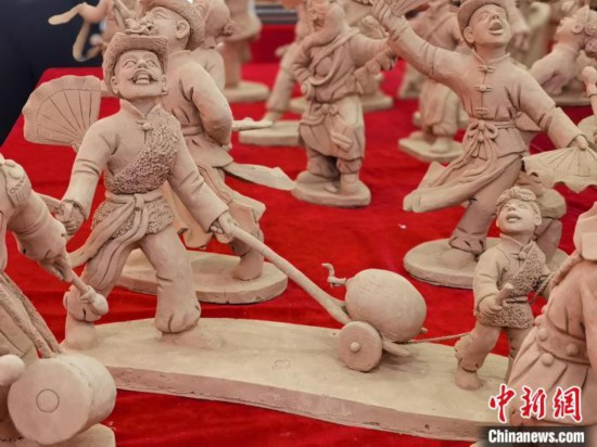 2022年6月8日，由甘肃省临夏州泥塑非遗传承人常天平制作巨幅泥塑群雕在张掖展出。(资料图) 闫姣 摄